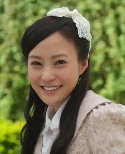 凭借《十七岁不哭》一炮而红,邓超前女友,出道多年低调不炒作_郝蕾