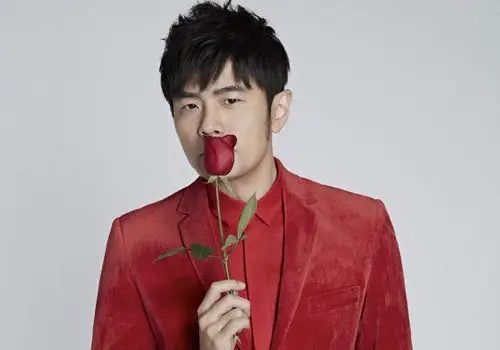 刮胡子梳黑色短发的他好年轻40岁的周杰伦造型上有了很大的变化,最引