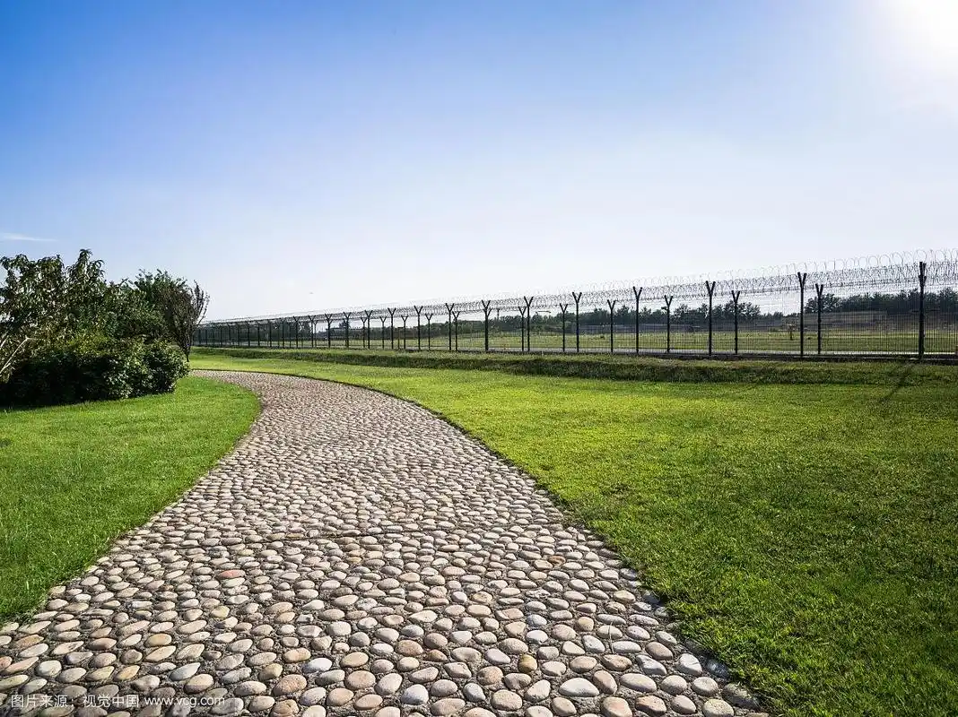 弯曲的鹅卵石小路