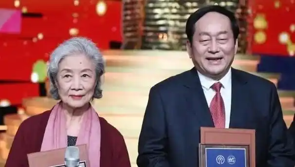 吕中:与丈夫是小学同学,生一儿一女,如今儿子是大导演