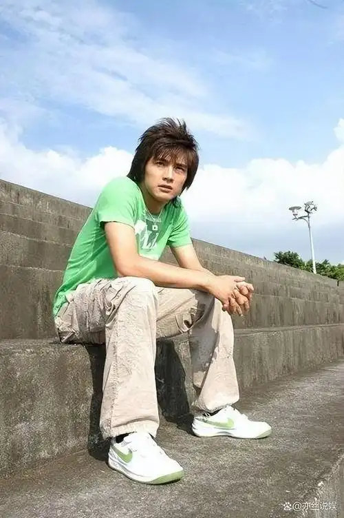 贺军翔新剧造型曝光:岁月流转,青春记忆依旧有型