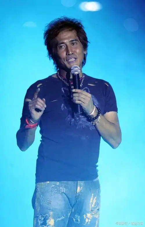 63岁齐秦,大腹便便老态明显,曾经的巨星也抵不过岁月