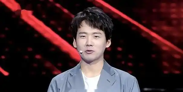 郭麒麟最近的照片曝光了,胖得让人一时认不出他来.