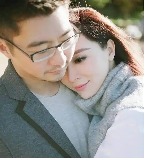 40岁陈数与胡兵合影像兄妹,深v装尽显女人味,与老公花式秀恩爱_生活