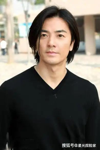 55岁郑伊健夫妇日本街头被偶遇,t恤起球破烂,拮据生活疑曝光!