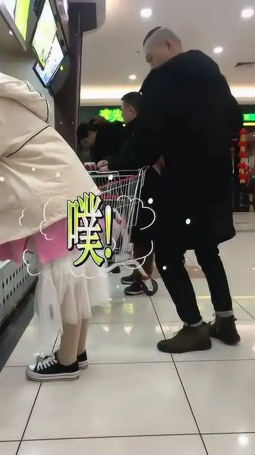 美女街头放屁帅哥在旁边练武功这是什么操作