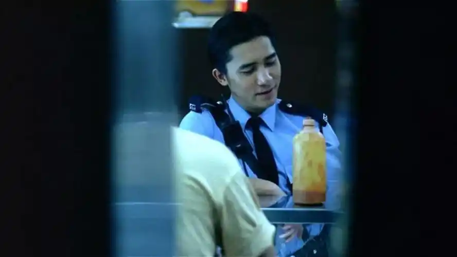 《重庆森林》由王家卫执导,讲述了失恋警察和女杀手的邂逅以及巡警和