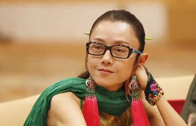 杨丽萍10年常戴帽子,原以为是装饰,摘下帽子后才知道情非得已_舞蹈