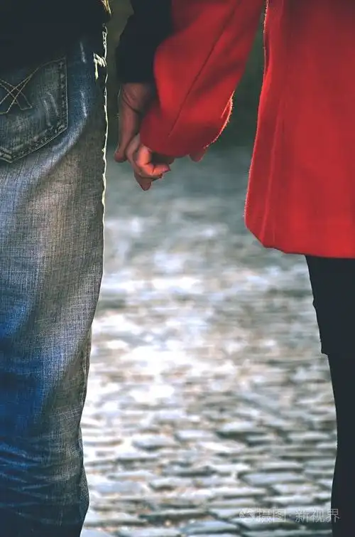 幸福的情侣手牵手