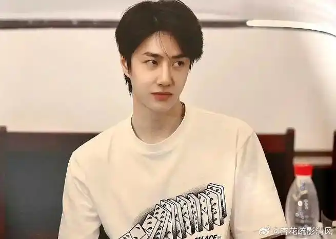 王一博《冰雨火》剧本围读旧照,素颜乌发,眉眼如画,轻笑浅浅,这就是男