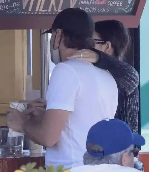 原创莱昂纳多与25岁新女友感情升温互相投喂超恩爱无名指戒指抢镜