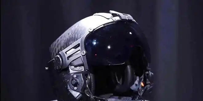 器等新型设备,如今的头盔不仅重量增加,还改变重心,导致飞行员不适