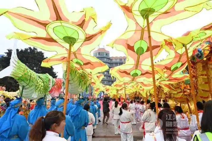 上街头,舞龙舞凤,花船蚌壳,军鼓秧歌,莲枪花枪等传统民俗表演接连上阵