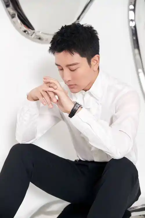 贾乃亮身着西服黑白搭配笑容满面