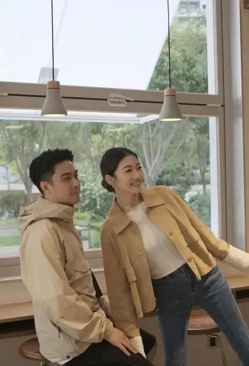 郑恺前任与老公秀恩爱官宣生女,女儿大眼似爸爸,住38万月子中心