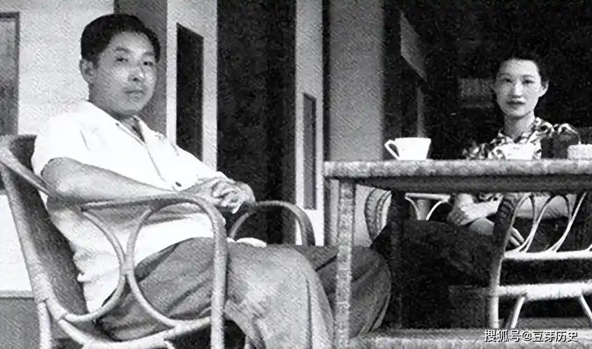 结语:晚年的张学良移居美国,在异国他乡的日子里,张学良时常向儿子