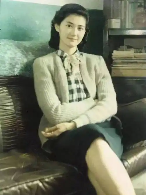 被妈妈们的老照片给惊艳到了,谁年轻的时候还不是"一朵花"呢