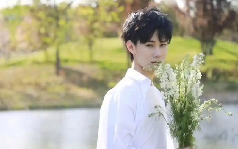 【张真源】就请尽情地盛开吧,希望拿花的少年会收到很多很多的鲜花.