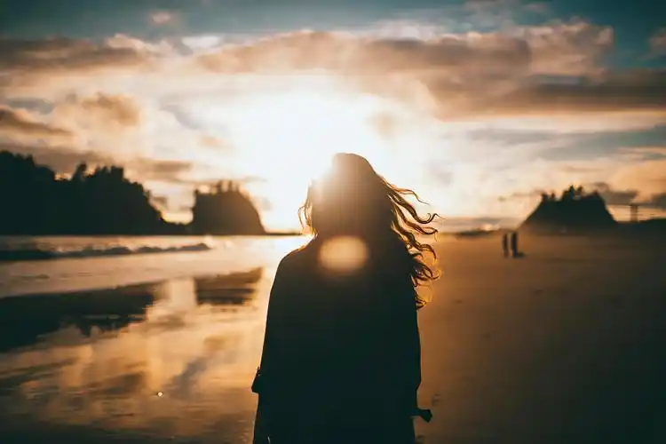 黄昏下唯美女生背影高清原图下载,黄昏下唯美女生背影,壁纸图片,女孩-