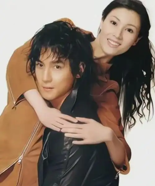 李嘉欣和吴彦祖年轻时配一脸都是高颜值尤其是两人都是卷发