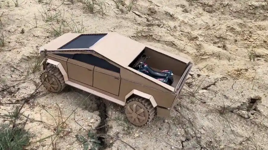 手工大神用硬纸板制作一辆特斯拉cybertruck电动皮卡遥控模型