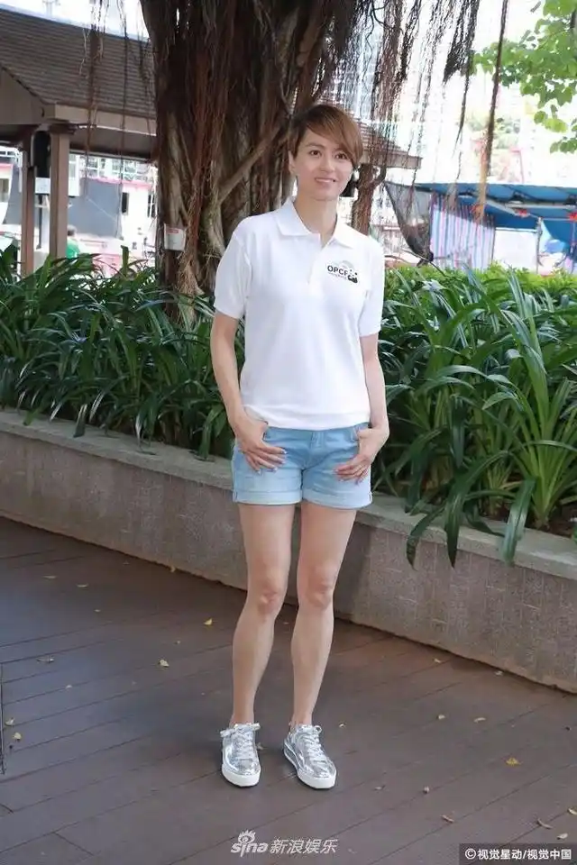 人美心善!梁咏琪穿热裤河中捞垃圾 美腿抢镜