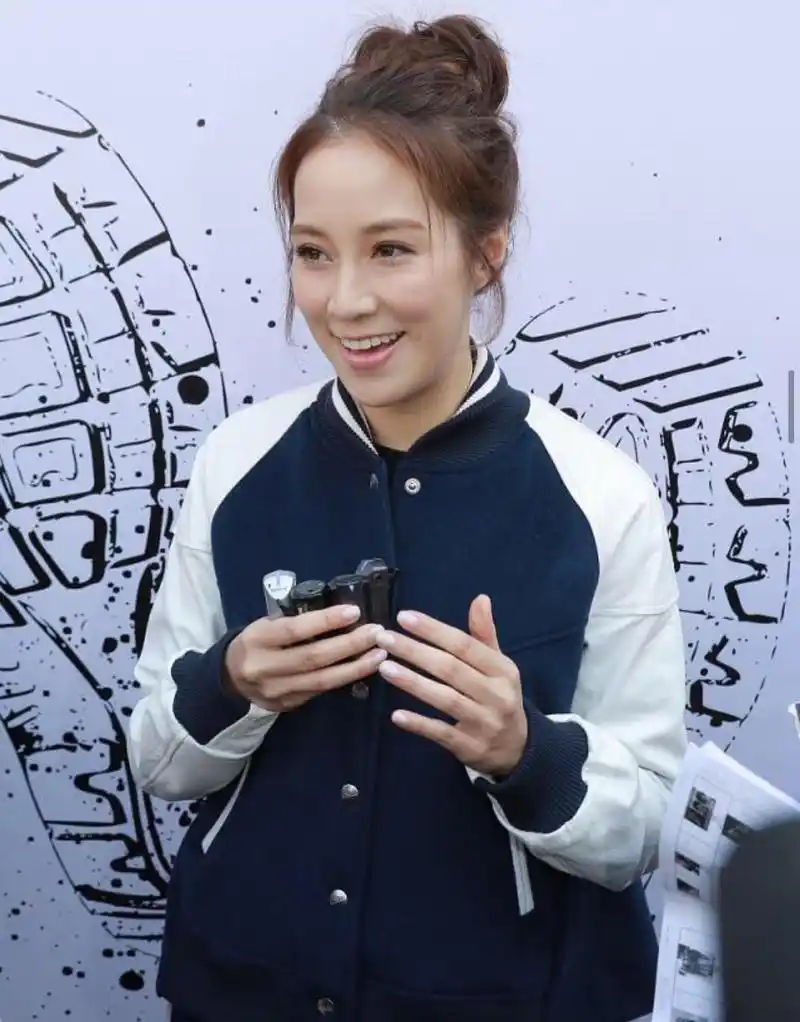 徐子淇真是阔太中的清流,穿学生装扎丸子头,哪有豪门媳妇的样子