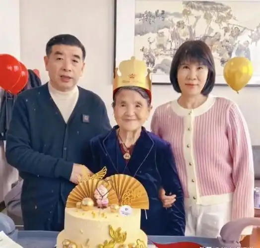 杨子妈妈喜迎88岁生日!儿媳黄圣依缺席,前儿媳陶虹现身送祝福