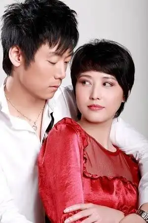 周海媚与李贵府相差18岁