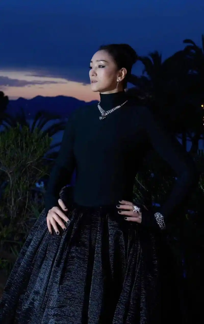 巩俐戛纳全黑礼服# 巩俐戛纳红毯造型图,顶级星光,王者气场,愿做认侣