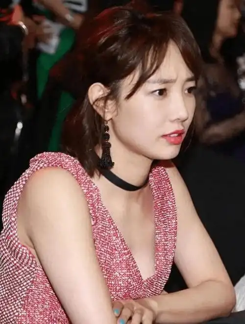 白百何:一个女性的坚韧与成熟白百何是一位备受欢迎的女演员,她坚定的