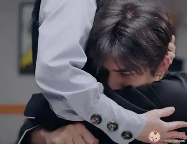 还好李尖尖碰巧过来,慌张害怕的凌霄仿佛抓住了救命稻草,一把环腰抱住