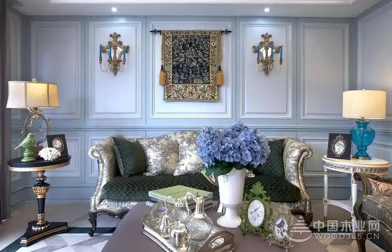 还不足令人沉迷,设计师恰到好处地加入了一点深绿和咖啡色,华贵中透着