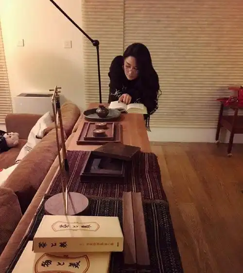 走进张馨予的豪宅军嫂的家里有点乱住巴掌大的房子很节约