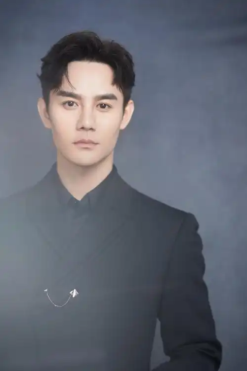 王凯斜领不规则西装写真图片44