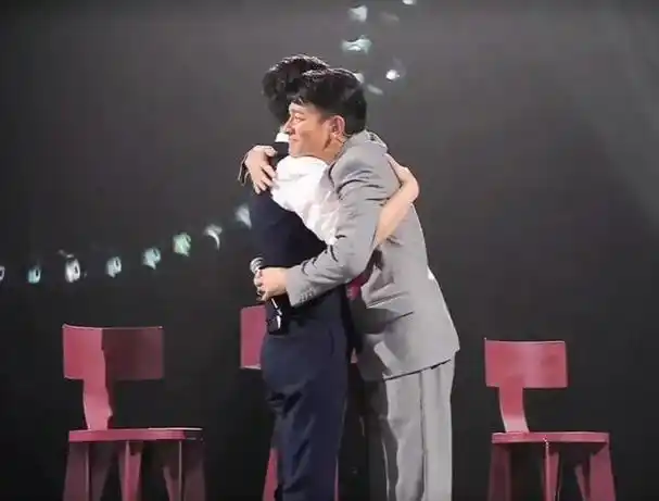 刘德华跟李好拥抱的画面(没蹭上刘德华的热度)(9)