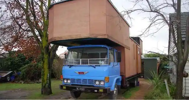 夫妻俩卖掉房产买了辆二手大货车改装,当看到车时你会极其羡慕!