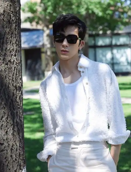 井柏然清爽休闲 穿白衬衫置身绿野少年感满满