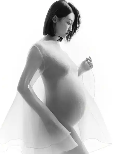 组图郑恺晒苗苗孕肚照为爱妻庆生一句话显露家庭地位