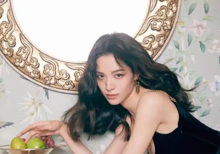 钟楚曦晒无美颜自拍,却没给素颜的谭松韵打码,无美颜颜值很真实_电影