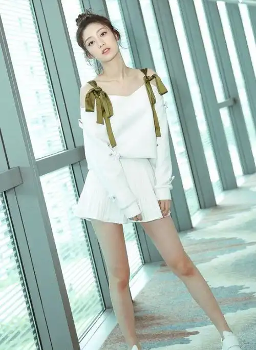 戚砚笛把4种颜色穿身上好清新,扣子扣错实为小心机