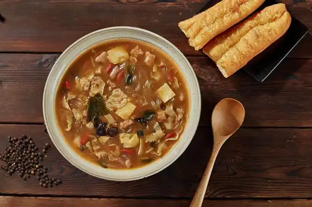 周家口胡辣汤:了不起的河南特产 熬制家乡的味道_东方养生频道_东方养