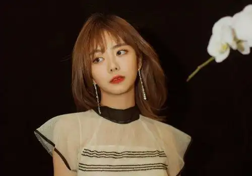 侧边短后面长的短发用沙宣技术打理,多了份蓬松饱满质感