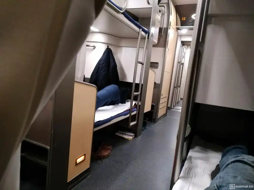 高铁是有卧铺的,分别为"北京广州""北京深圳""上海广州""上海深圳",一