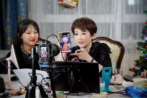 寇乃馨黄国伦直播连线中