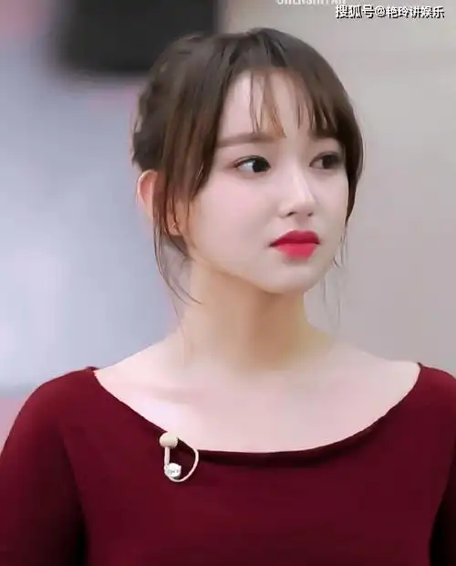 也显示出了程潇完美的一个身材,再加上两个丸子头的造型,在性感的同时