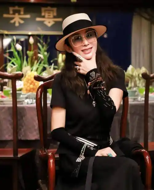 54岁张敏近况曝光状态依旧,与小17岁男星拍片无年龄差_蒲巴甲_内地