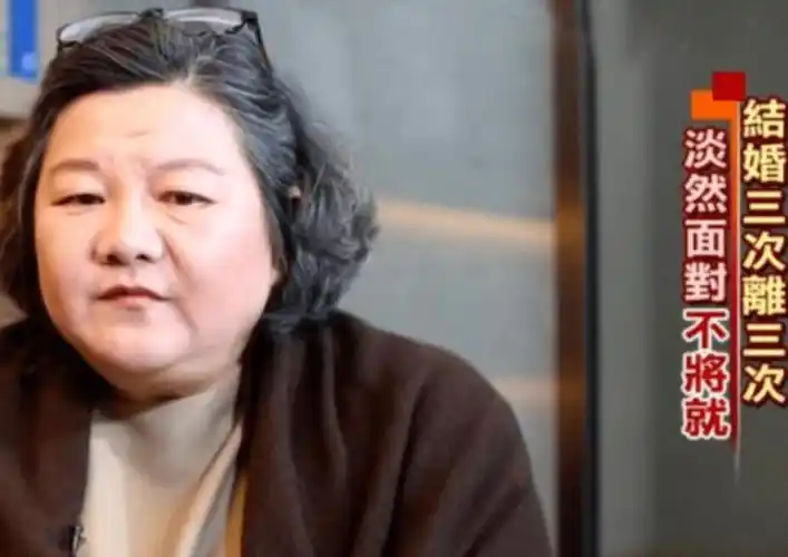 陈凯歌前妻洪晃讽刺顶流架子大,30岁男星未修图流出,丑到没眼看_龚俊