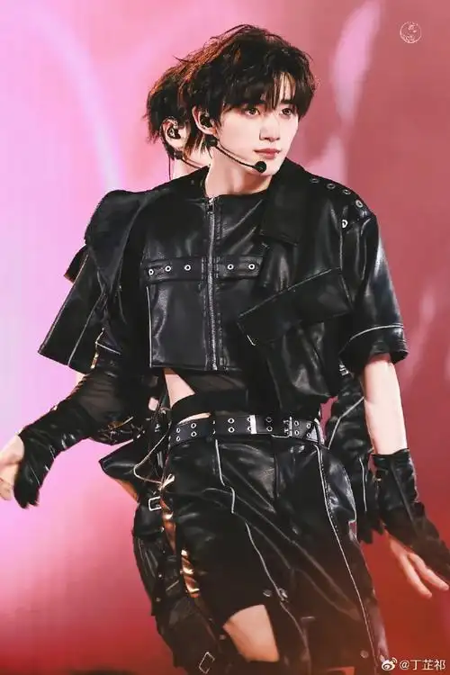 丁程鑫超话78#丁程鑫你好星期六#    "隐藏在照片里的碎碎念.