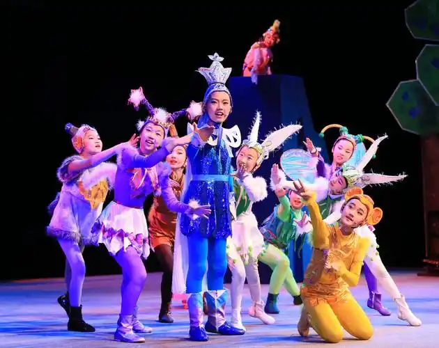 杜铮) 25日,经过3个月刻苦排练,经典儿童舞台剧《马兰花》由灯市口